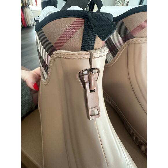 NIB Burberry Rubber Boot EU Size 41 US Size 11 - Picture 7 of 13